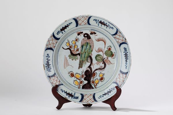 Manifattura di Delft secolo XIX, piatto in maiolica a decoro orientale  - Asta Arredi Antichi - Associazione Nazionale - Case d'Asta italiane