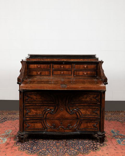 Ribalta lastronata in noce e radica. Lombardia, secolo XVIII  - Asta Arredi Antichi - Associazione Nazionale - Case d'Asta italiane