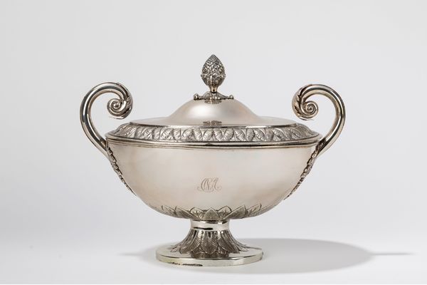 Grande zuppiera biansata in argento. Torino, primo quarto del secolo XIX, saggiatore Giuseppe Fontana  - Asta Arredi Antichi - Associazione Nazionale - Case d'Asta italiane