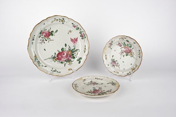 Un piatto tondo e due piattini in ceramica. Probabilmente Lodi, Manifattura Ferretti, fine secolo XVIII  - Asta Arredi Antichi - Associazione Nazionale - Case d'Asta italiane