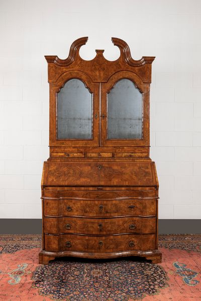 Trumeau lastronato in noce e radica. Veneto secolo XVIII  - Asta Arredi Antichi - Associazione Nazionale - Case d'Asta italiane