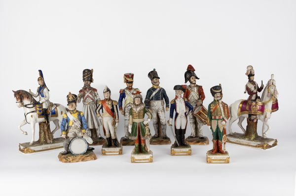 Collezione di undici figure in porcellana raffiguranti soldati, manifatture diverse tra cui Capodimonte e Sevres  - Asta Arredi Antichi - Associazione Nazionale - Case d'Asta italiane