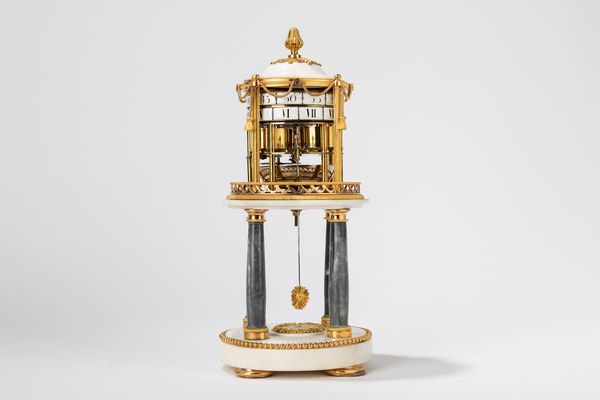 Orologio da appoggio francese fine XVIII secolo in marmo bianco, marmo grigio e bronzi dorati, � cercles tournants.  - Asta Arredi Antichi - Associazione Nazionale - Case d'Asta italiane