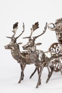 Nautilus montato in argento a guisa di carrozza. Manifattura tedesca di fine secolo XIX  - Asta Arredi Antichi - Associazione Nazionale - Case d'Asta italiane