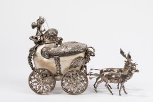 Nautilus montato in argento a guisa di carrozza. Manifattura tedesca di fine secolo XIX  - Asta Arredi Antichi - Associazione Nazionale - Case d'Asta italiane