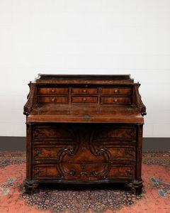 Ribalta lastronata in noce e radica. Lombardia, secolo XVIII  - Asta Arredi Antichi - Associazione Nazionale - Case d'Asta italiane