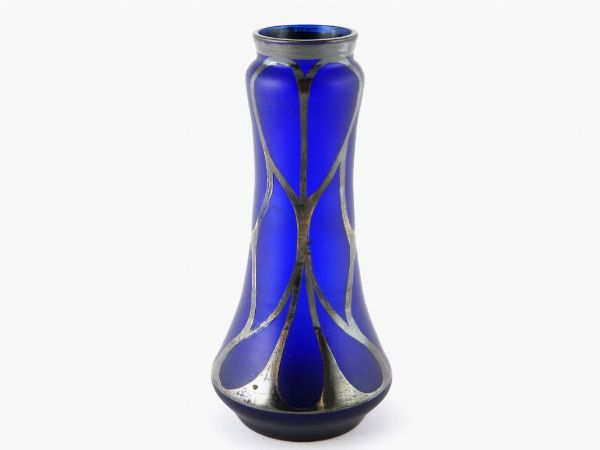 Piccolo vaso in vetro blu  - Asta Arredi e Dipinti da una dimora della Val d'Elsa - Lotti 1-303 - Associazione Nazionale - Case d'Asta italiane