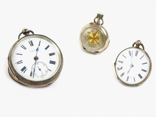 Tre orologi da tasca in argento  - Asta Arredi e Dipinti da una dimora della Val d'Elsa - Lotti 1-303 - Associazione Nazionale - Case d'Asta italiane