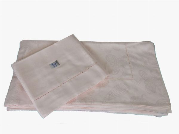 Set di lenzuola matrimoniali in satin di cotone rosa  - Asta Arredi e Dipinti da una dimora della Val d'Elsa - Lotti 1-303 - Associazione Nazionale - Case d'Asta italiane