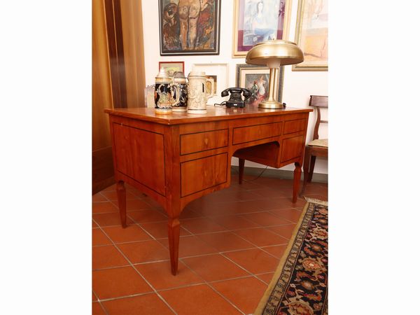 Scrivania da centro impiallacciata in ciliegio  - Asta La casa classica. Stile intramontabile - Associazione Nazionale - Case d'Asta italiane