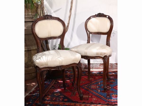 Serie di quattro piccole sedie da conversazione in noce  - Asta La casa classica. Stile intramontabile - Associazione Nazionale - Case d'Asta italiane