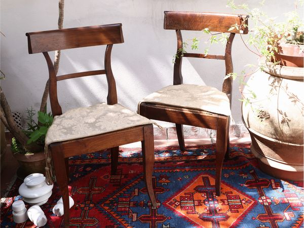 Serie di tre sedie in noce  - Asta La casa classica. Stile intramontabile - Associazione Nazionale - Case d'Asta italiane