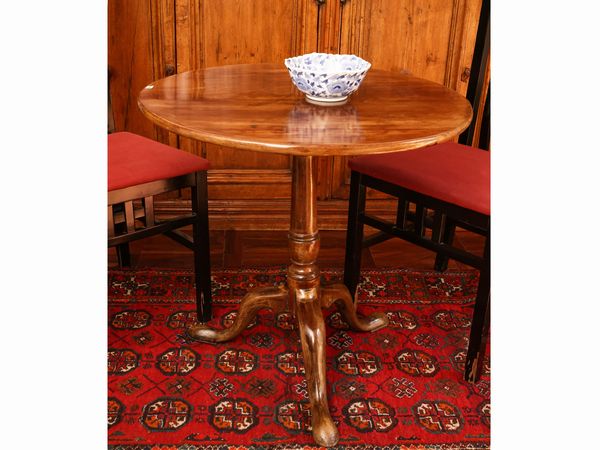 Tavolino a vela in noce  - Asta La casa classica. Stile intramontabile - Associazione Nazionale - Case d'Asta italiane