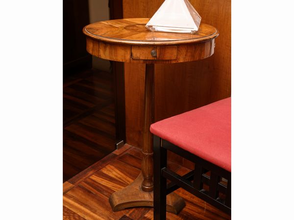 Tavolino da appoggio impiallacciato in piuma di noce  - Asta La casa classica. Stile intramontabile - Associazione Nazionale - Case d'Asta italiane