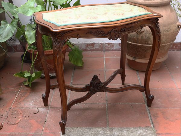 Tavolino da appoggio in noce  - Asta La casa classica. Stile intramontabile - Associazione Nazionale - Case d'Asta italiane