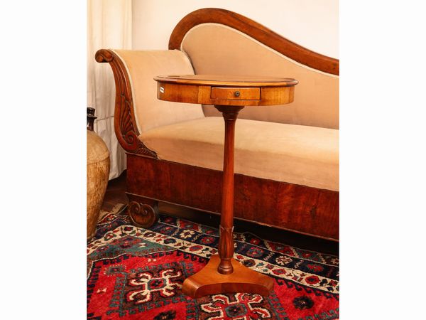 Tavolino da appoggio in noce  - Asta La casa classica. Stile intramontabile - Associazione Nazionale - Case d'Asta italiane
