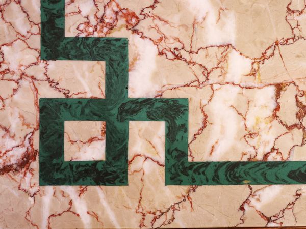 Tavolino da caff� in noce, marmo e micromosaico  - Asta La casa classica. Stile intramontabile - Associazione Nazionale - Case d'Asta italiane