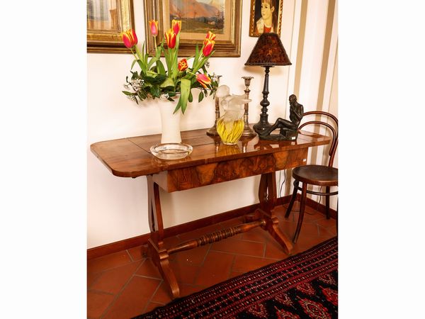 Tavolino impiallacciato in radica di noce e olivo  - Asta La casa classica. Stile intramontabile - Associazione Nazionale - Case d'Asta italiane