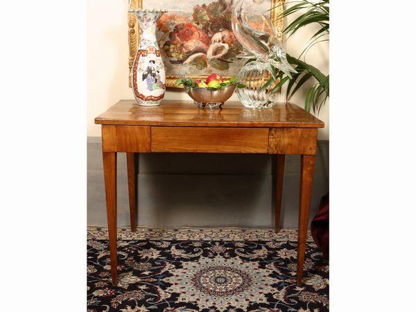 Tavolino scrittoio in noce  - Asta La casa classica. Stile intramontabile - Associazione Nazionale - Case d'Asta italiane