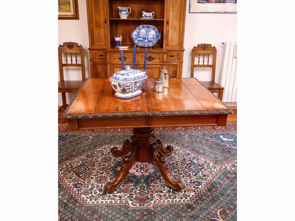 Tavolo da pranzo allungabile in noce  - Asta La casa classica. Stile intramontabile - Associazione Nazionale - Case d'Asta italiane