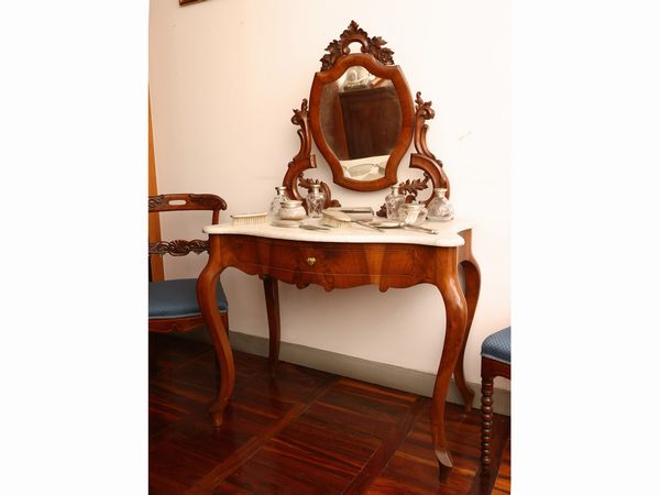 Toilette impiallacciata in piuma di noce  - Asta La casa classica. Stile intramontabile - Associazione Nazionale - Case d'Asta italiane