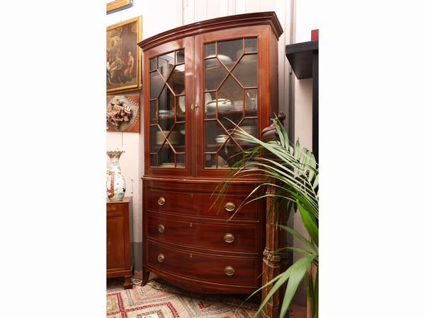Vetrina a due corpi impiallacciata in piuma di mogano  - Asta La casa classica. Stile intramontabile - Associazione Nazionale - Case d'Asta italiane