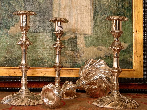Serie di quattro candelieri in metallo argentato  - Asta La casa classica. Stile intramontabile - Associazione Nazionale - Case d'Asta italiane