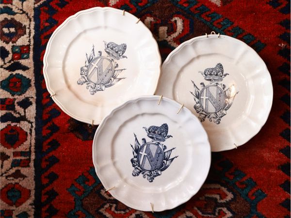 Assortimento di piatti decorativi in terraglia  - Asta La casa classica. Stile intramontabile - Associazione Nazionale - Case d'Asta italiane