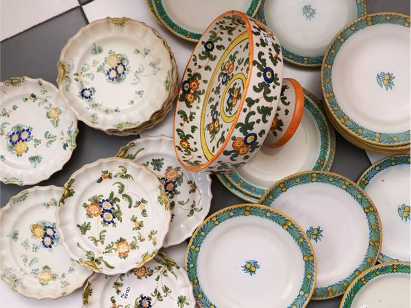 Assortimento di piatti in terraglia invetriata, Cantagalli  - Asta La casa classica. Stile intramontabile - Associazione Nazionale - Case d'Asta italiane