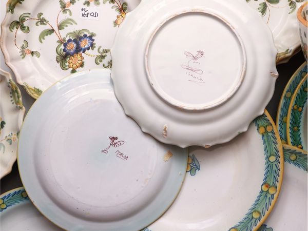 Assortimento di piatti in terraglia invetriata, Cantagalli  - Asta La casa classica. Stile intramontabile - Associazione Nazionale - Case d'Asta italiane