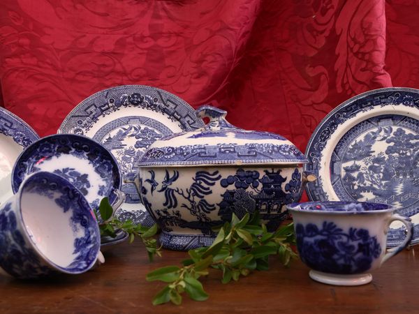 Assortimento di piatti in terraglia, Societ� Ceramica Richard  - Asta La casa classica. Stile intramontabile - Associazione Nazionale - Case d'Asta italiane