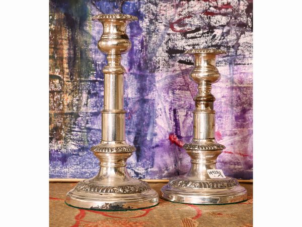 Coppia di candelieri a cannocchiale in metallo argentato  - Asta La casa classica. Stile intramontabile - Associazione Nazionale - Case d'Asta italiane