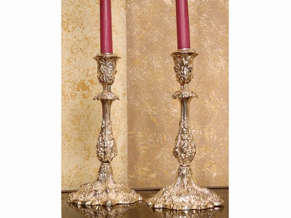 Coppia di candelieri in metallo argentato  - Asta La casa classica. Stile intramontabile - Associazione Nazionale - Case d'Asta italiane