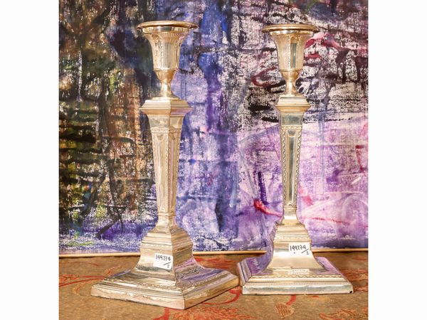 Coppia di candelieri in metallo argentato  - Asta La casa classica. Stile intramontabile - Associazione Nazionale - Case d'Asta italiane