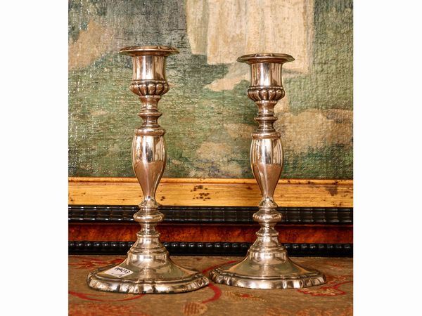 Coppia di candelieri in metallo argentato  - Asta La casa classica. Stile intramontabile - Associazione Nazionale - Case d'Asta italiane