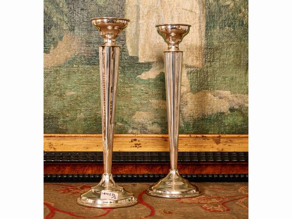 Coppia di candelieri in metallo argentato  - Asta La casa classica. Stile intramontabile - Associazione Nazionale - Case d'Asta italiane