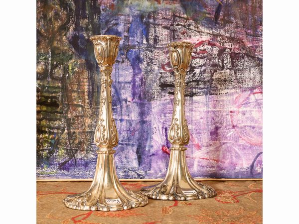 Coppia di candelieri in metallo argentato  - Asta La casa classica. Stile intramontabile - Associazione Nazionale - Case d'Asta italiane