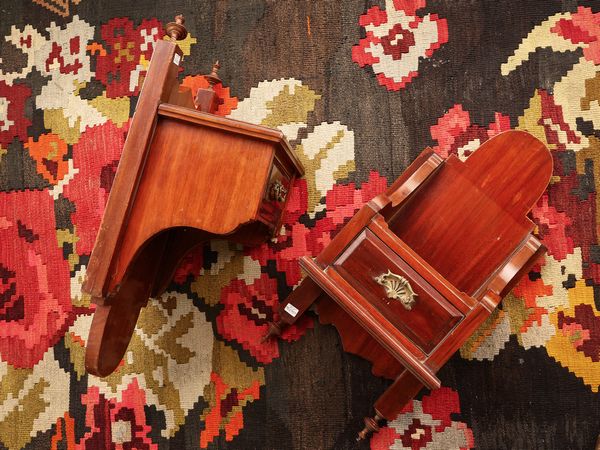 Coppia di etagere pensili in mogano  - Asta La casa classica. Stile intramontabile - Associazione Nazionale - Case d'Asta italiane