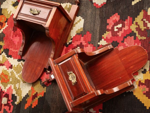 Coppia di etagere pensili in mogano  - Asta La casa classica. Stile intramontabile - Associazione Nazionale - Case d'Asta italiane