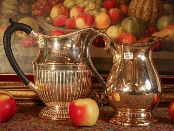Due caraffe in metallo argentato  - Asta La casa classica. Stile intramontabile - Associazione Nazionale - Case d'Asta italiane