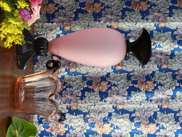 Due vasi in vetro nei toni del rosa  - Asta La casa classica. Stile intramontabile - Associazione Nazionale - Case d'Asta italiane