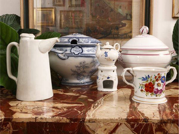 Lotto di accessori d'epoca in porcellana e terraglia  - Asta La casa classica. Stile intramontabile - Associazione Nazionale - Case d'Asta italiane