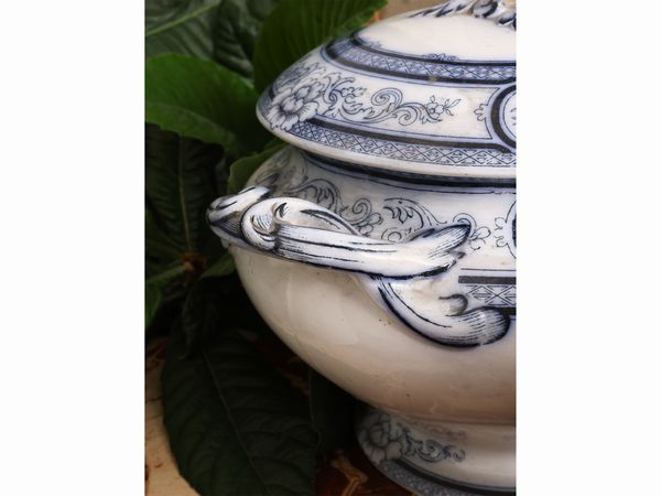 Lotto di accessori d'epoca in porcellana e terraglia  - Asta La casa classica. Stile intramontabile - Associazione Nazionale - Case d'Asta italiane