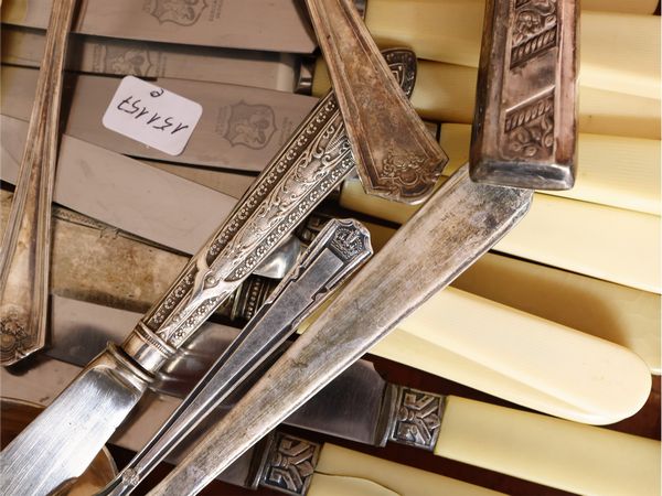 Miscellanea di posate e accessori per la tavola in metallo argentato  - Asta La casa classica. Stile intramontabile - Associazione Nazionale - Case d'Asta italiane