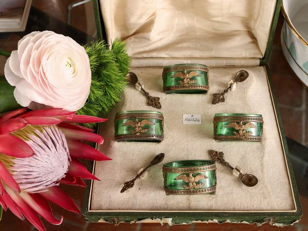 Serie di quattro saliere in vetro soffiato verde e metallo  - Asta La casa classica. Stile intramontabile - Associazione Nazionale - Case d'Asta italiane