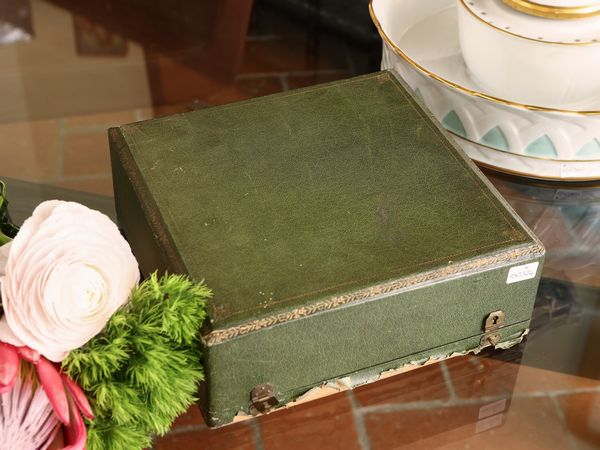 Serie di quattro saliere in vetro soffiato verde e metallo  - Asta La casa classica. Stile intramontabile - Associazione Nazionale - Case d'Asta italiane