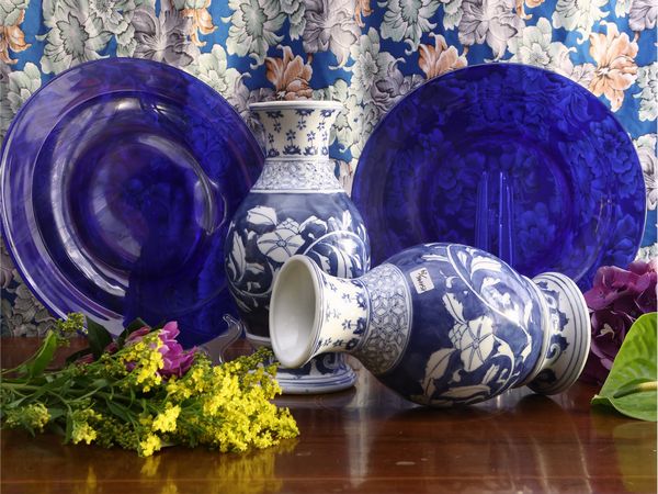 Serie di ventidue sottopiatti in vetro blu  - Asta La casa classica. Stile intramontabile - Associazione Nazionale - Case d'Asta italiane