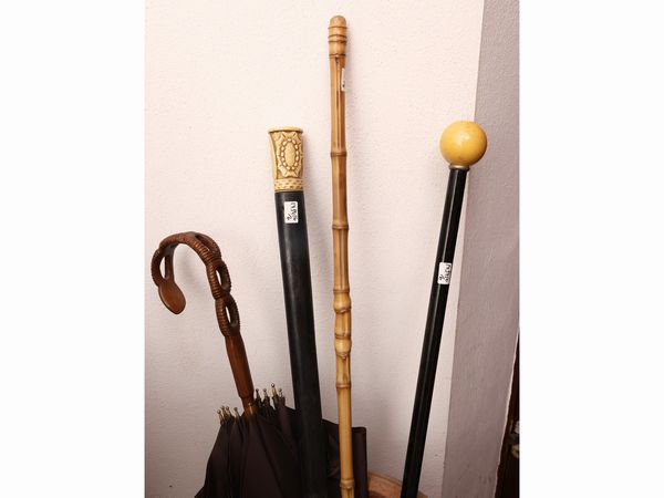 Assortimento di complementi d'arredo per anticamera  - Asta La casa classica. Stile intramontabile - Associazione Nazionale - Case d'Asta italiane