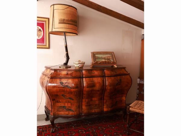 Cassettone impiallacciato in piuma e radica di noce  - Asta La casa classica. Stile intramontabile - Associazione Nazionale - Case d'Asta italiane