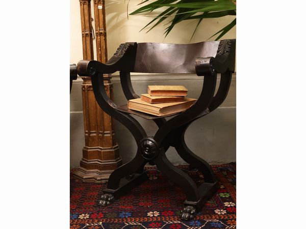 Coppia di sedie savonarola in legno ebanizzato e cuoio  - Asta La casa classica. Stile intramontabile - Associazione Nazionale - Case d'Asta italiane